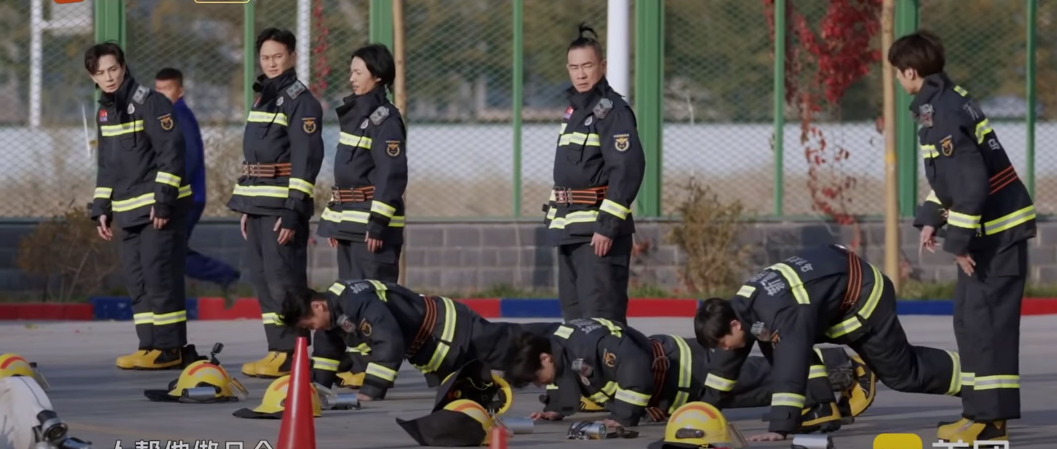 【影片】《我们的滚烫人生》第一集当消防员❗️陈小春、张智霖、张晋、张淇、李承铉做400次掌上压很卖力啊🔥
