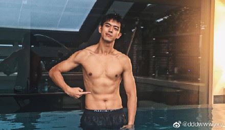 《亲爱的，热爱的》电竞男神遭起底！man爆腹肌照曝光