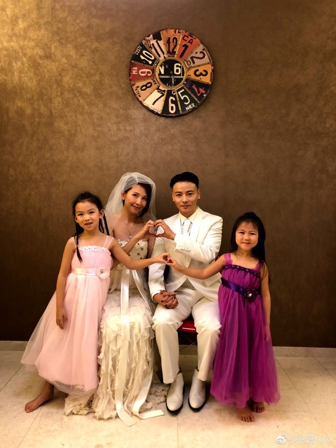 ［美图］一家四口幸福美满！蔡少芬张晋结婚十周年重穿婚纱礼服 