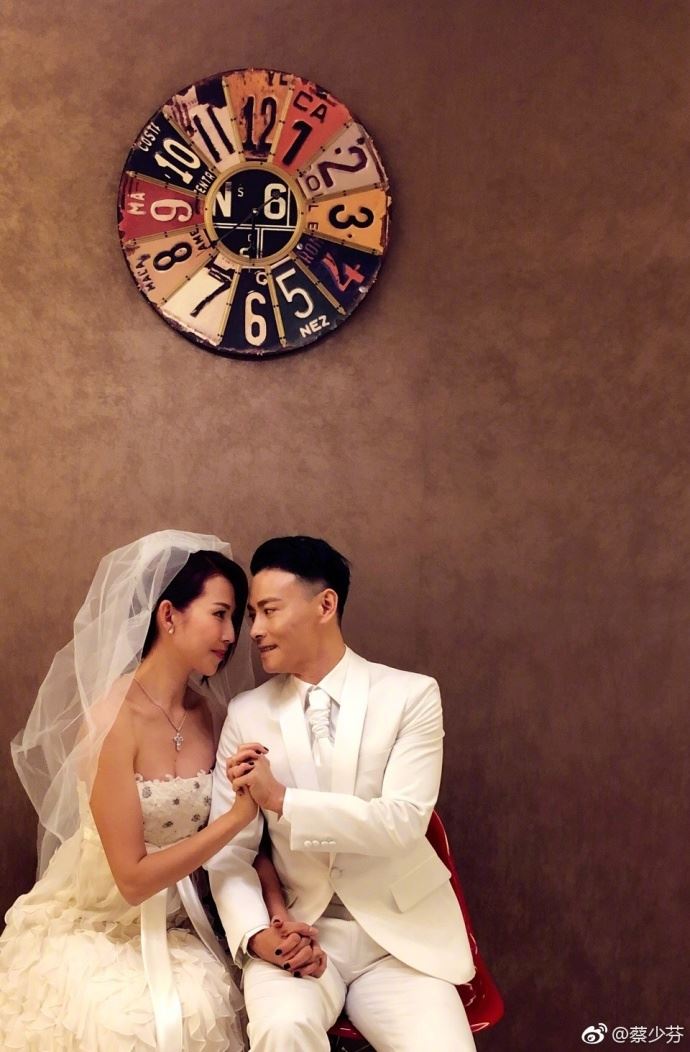 ［美图］一家四口幸福美满！蔡少芬张晋结婚十周年重穿婚纱礼服 