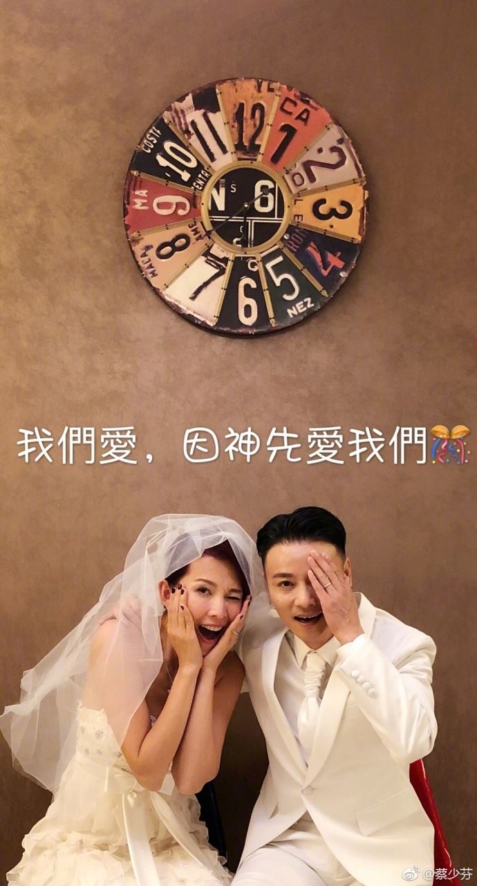 ［美图］一家四口幸福美满！蔡少芬张晋结婚十周年重穿婚纱礼服 