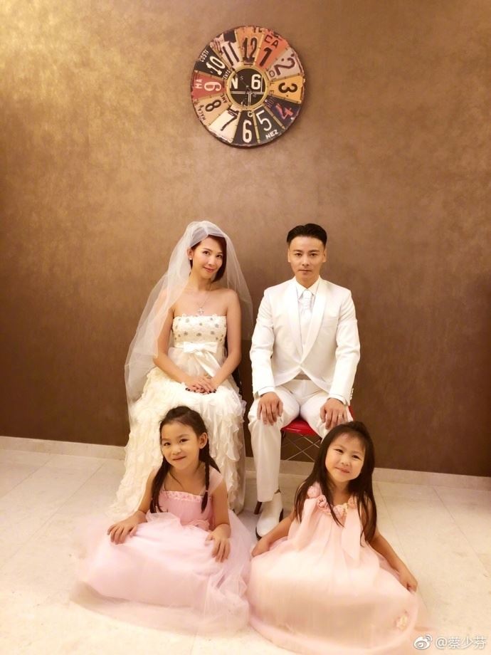 ［美图］一家四口幸福美满！蔡少芬张晋结婚十周年重穿婚纱礼服 