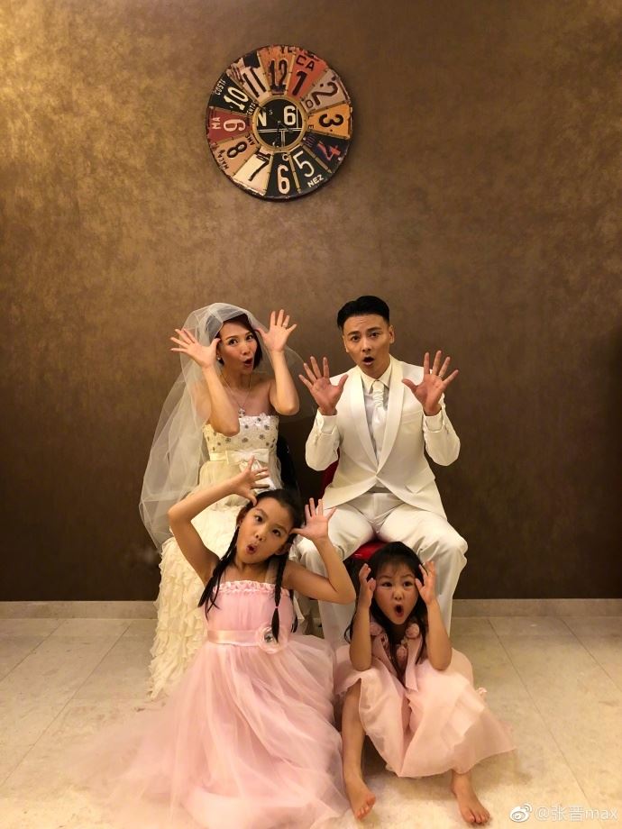 ［美图］一家四口幸福美满！蔡少芬张晋结婚十周年重穿婚纱礼服 