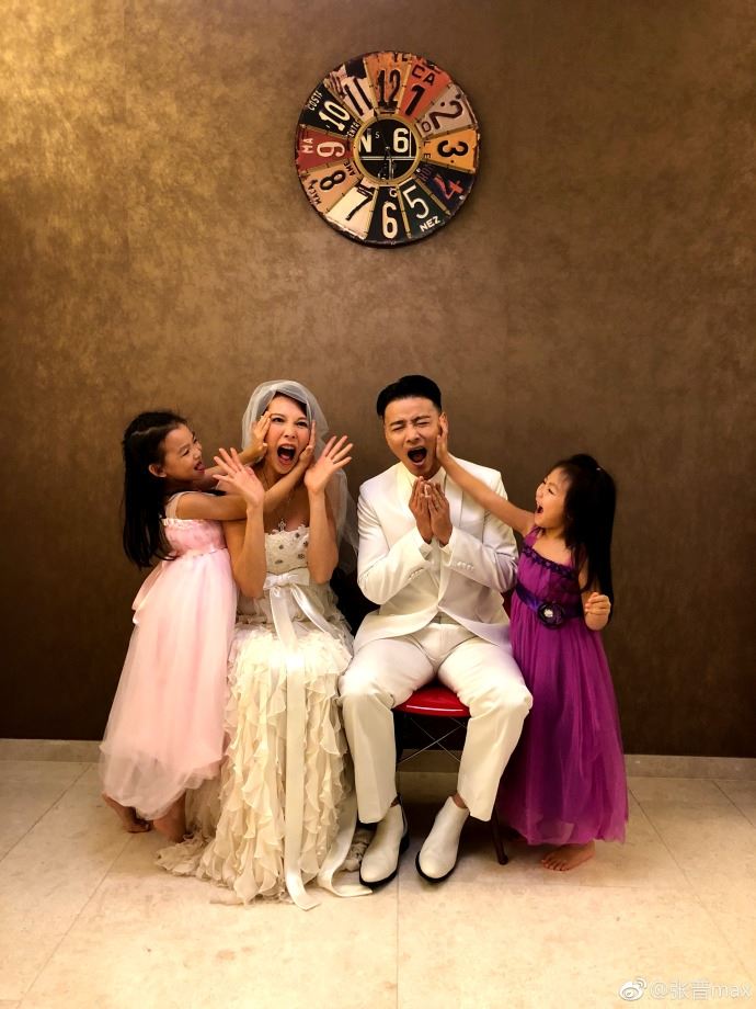 ［美图］一家四口幸福美满！蔡少芬张晋结婚十周年重穿婚纱礼服 