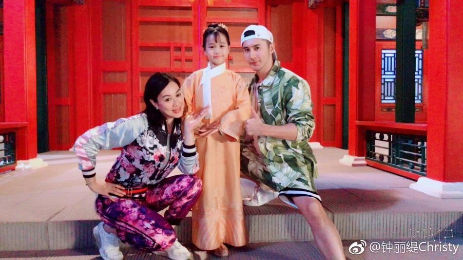 改名跟张伦硕姓张咯！考拉首挑战古装戏 变身小格格很靓女啊