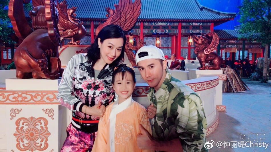 改名跟张伦硕姓张咯！考拉首挑战古装戏 变身小格格很靓女啊