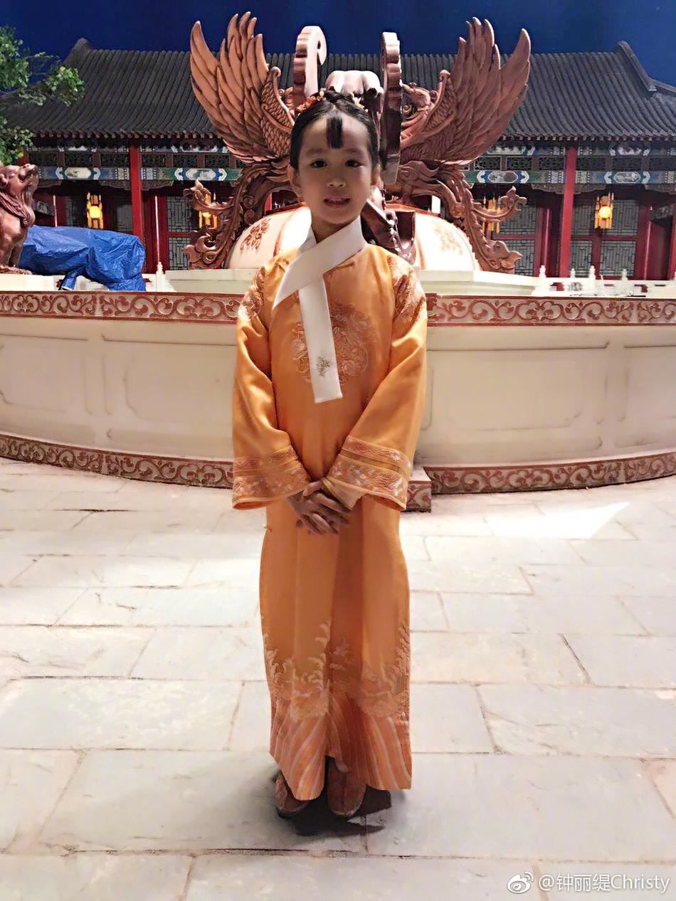 改名跟张伦硕姓张咯！考拉首挑战古装戏 变身小格格很靓女啊