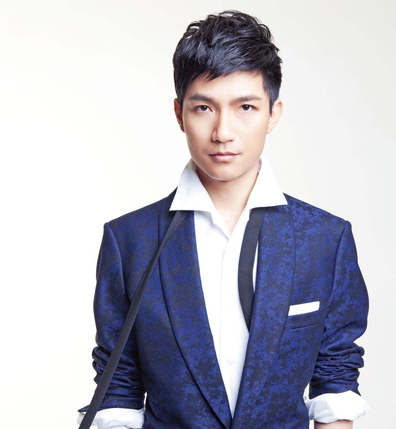 陈楚生又当爸爸啦！晒出大儿子抱宝宝照超有爱