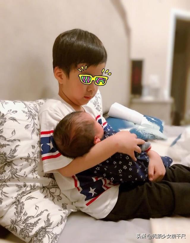 陈楚生又当爸爸啦！晒出大儿子抱宝宝照超有爱