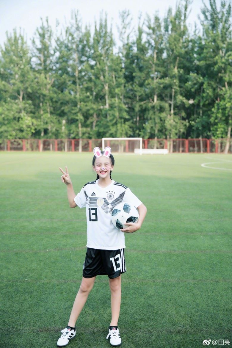上载cindy和小亮仔足球写真！田亮感叹大得太快