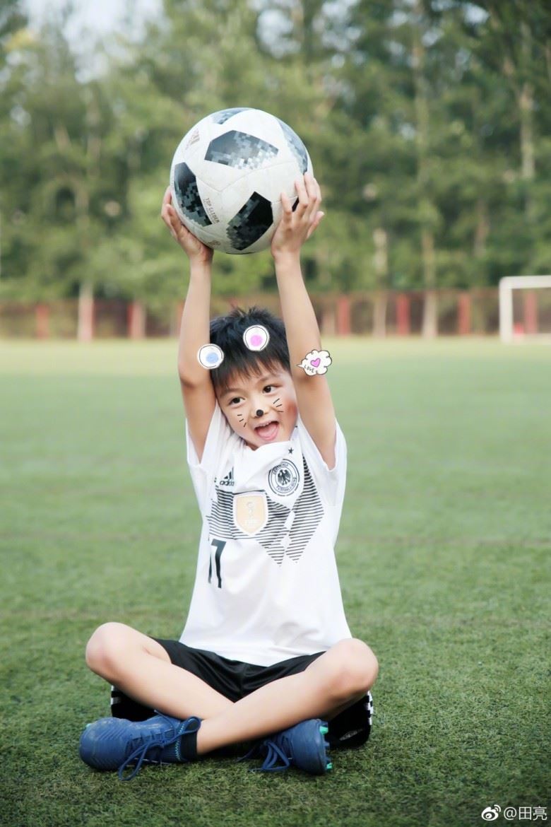 上载cindy和小亮仔足球写真！田亮感叹大得太快