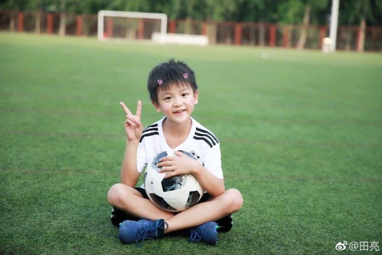 上载cindy和小亮仔足球写真！田亮感叹大得太快