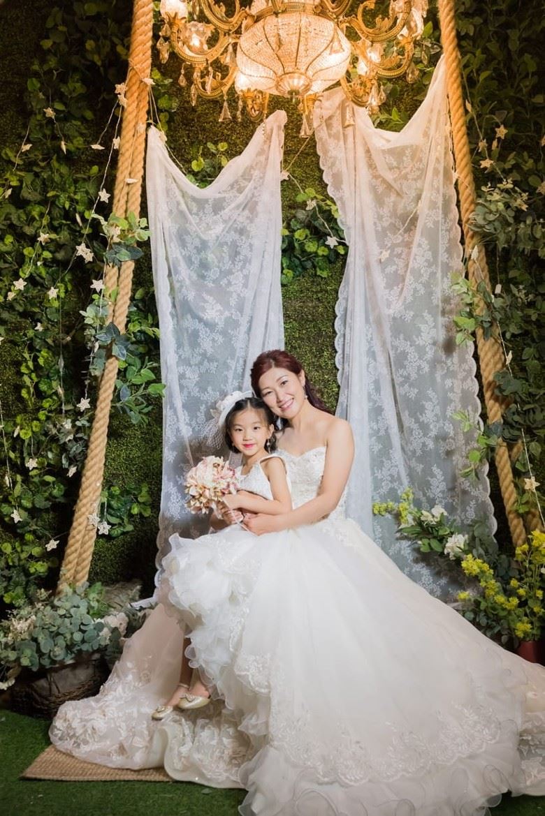 【多图】陈琪与胡诺言结婚10周年！和子女再拍婚照超温馨