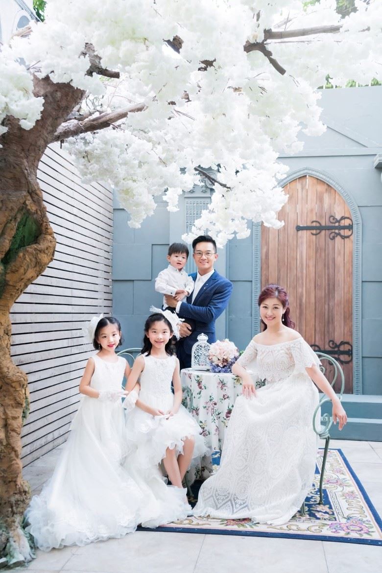 【多图】陈琪与胡诺言结婚10周年！和子女再拍婚照超温馨