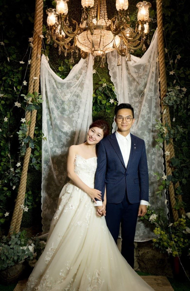 【多图】陈琪与胡诺言结婚10周年！和子女再拍婚照超温馨