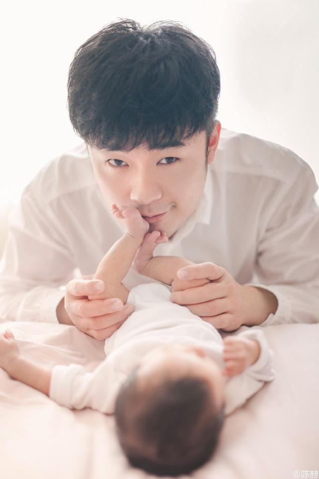 张子萱终于大方晒娃!陈赫的女儿长这样 网友赞:和爹很像