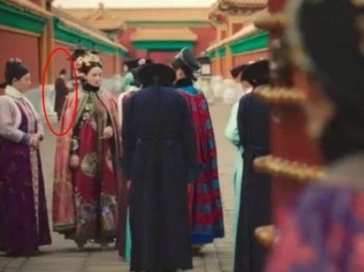 手机又穿越!《如懿传》穿帮镜头抓到了!