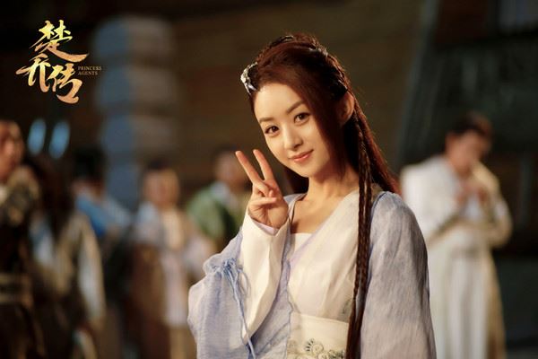 《楚乔传》穿帮画面好糗！燕洵和皇上对话 后面临演竟在滑手机