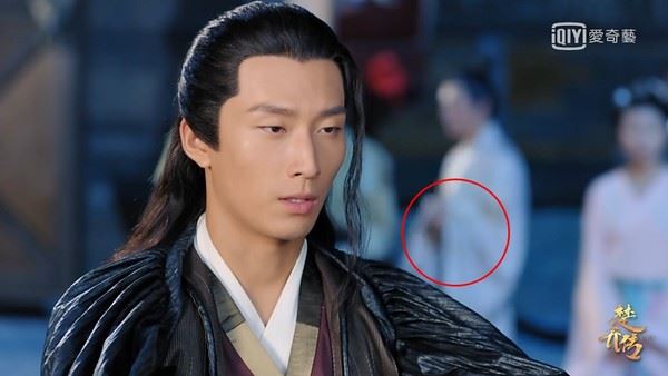 《楚乔传》穿帮画面好糗！燕洵和皇上对话 后面临演竟在滑手机