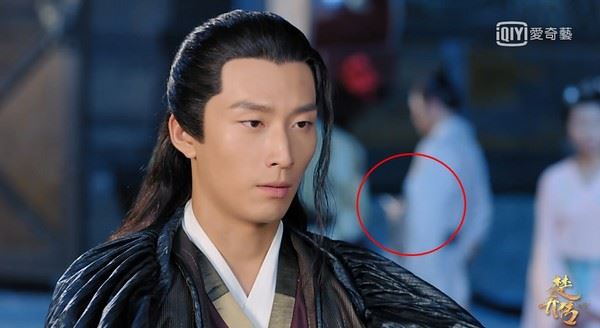 《楚乔传》穿帮画面好糗！燕洵和皇上对话 后面临演竟在滑手机