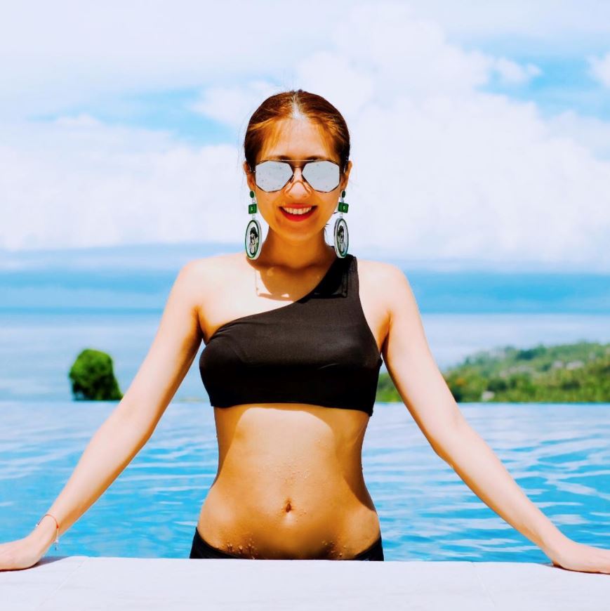 难道又有喜？靓妈陈敏之晒正面泳装照 被发现肚子微凸