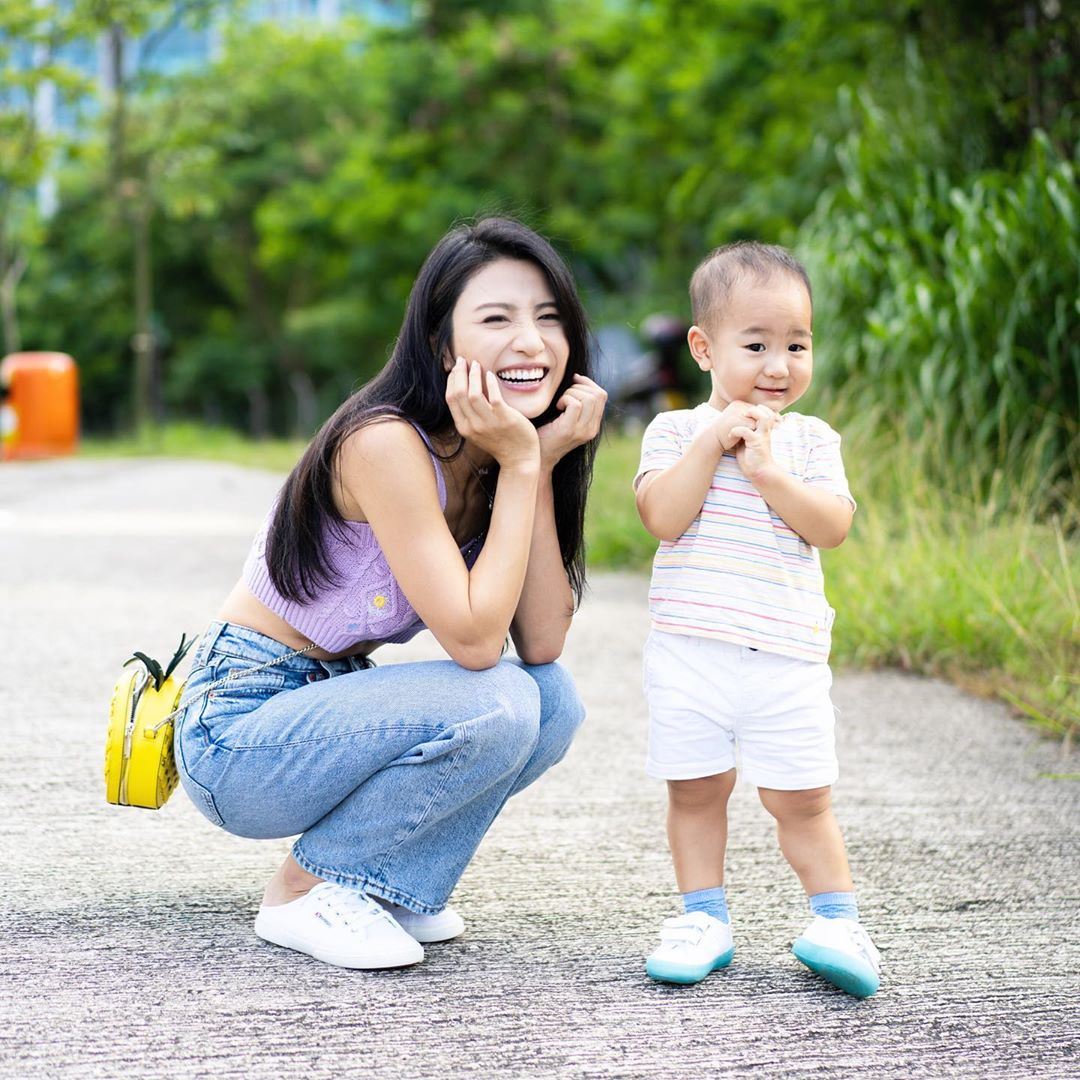 林芊妤与老公庆祝结婚两周年拍照，伯伯又再次抢境！