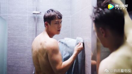 喷鼻血!陈伟霆新剧「出浴晒42吋胸肌」电晕女观众