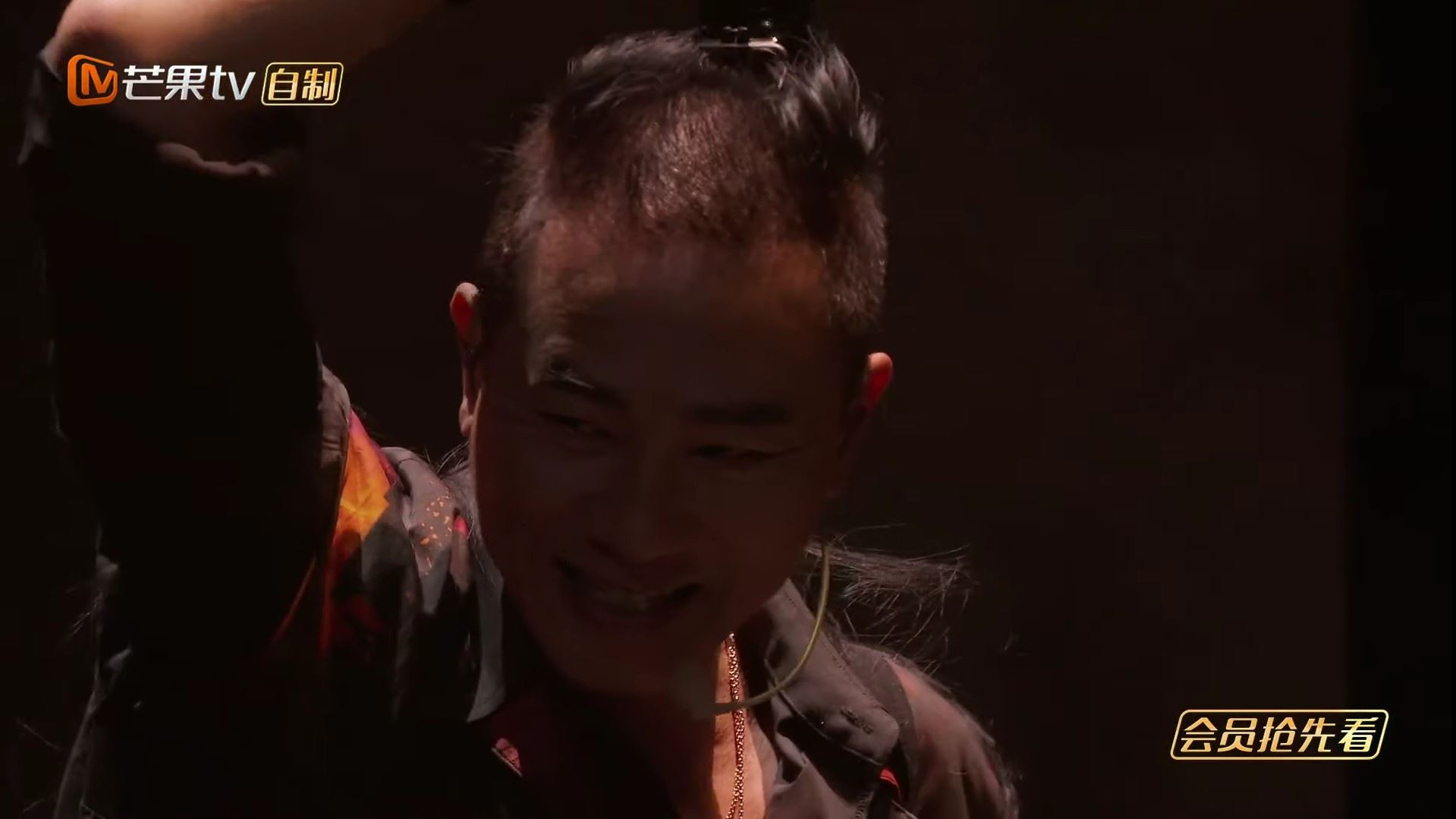 ✨陈小春张智霖五公舞台当众剃头😱 发泄《浮夸》情绪超震撼🔥