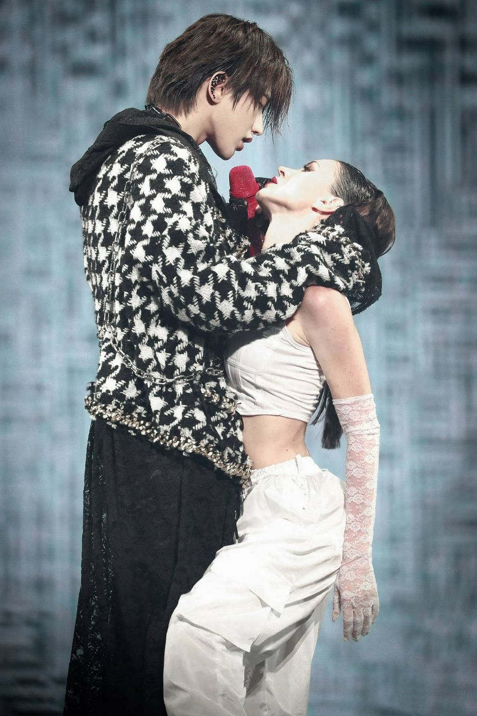 【影片】蔡徐坤「借位吻」女dancer❗️女粉丝直呼：哭着看💔