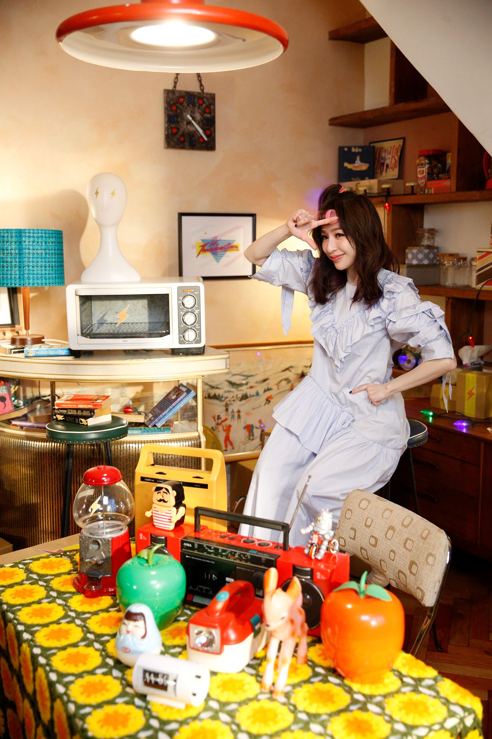  mv大玩角色扮演 一人分释三！王心凌第12张专辑幽默俏皮引发热议！