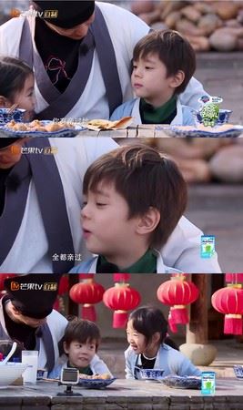 嗯哼向阿拉蕾炫耀亲吻战绩！「骄傲露兔牙」表情超萌
