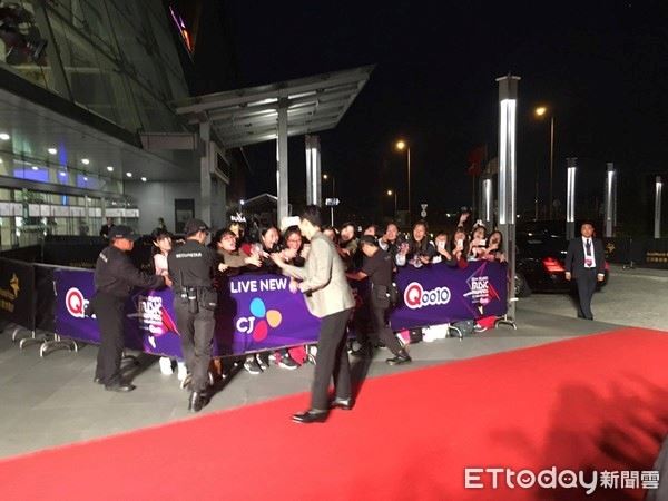 ［mama］全场只有他这样做 宋仲基一踏上红毯冲向粉丝！