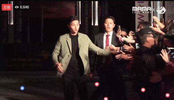 ［mama］全场只有他这样做 宋仲基一踏上红毯冲向粉丝！