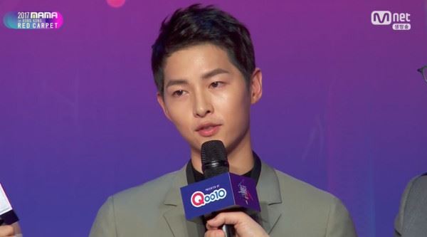 ［mama］全场只有他这样做 宋仲基一踏上红毯冲向粉丝！