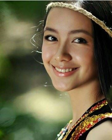 16岁少女「撞脸宝贝+热巴」爆红！大眼甜笑相似度99％