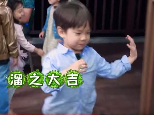 你是不是亲我妹！小泡芙6岁哥霸气外露「追杀」嗯哼
