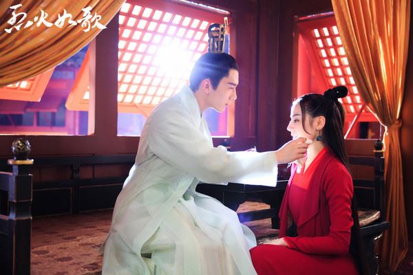 迪丽热巴红衣「仙气逼人」!《烈火如歌》10剧照美翻