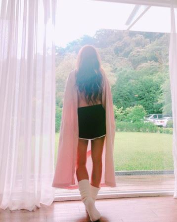 恺乐晒「半裸美背」  粉丝好奇：“不会没穿衣服吧？！”