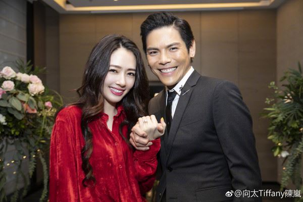 向佐求婚郭碧婷「5克拉钻戒」曝光！「戒内3英单字」