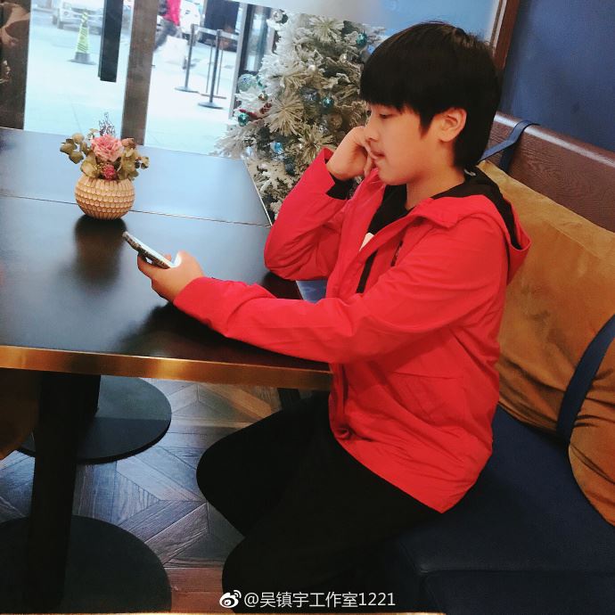 feynman越长越帅！吴镇宇晒儿10岁近照