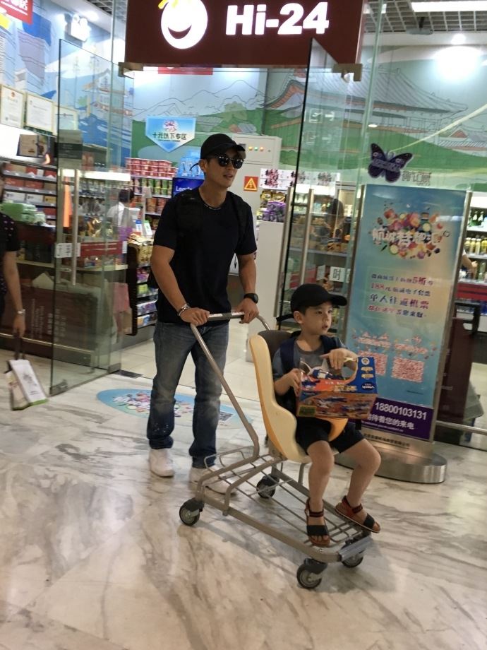 《爸爸去哪儿5》9月播出！爸爸带萌娃现身机场照曝光！实习奶爸竟是他