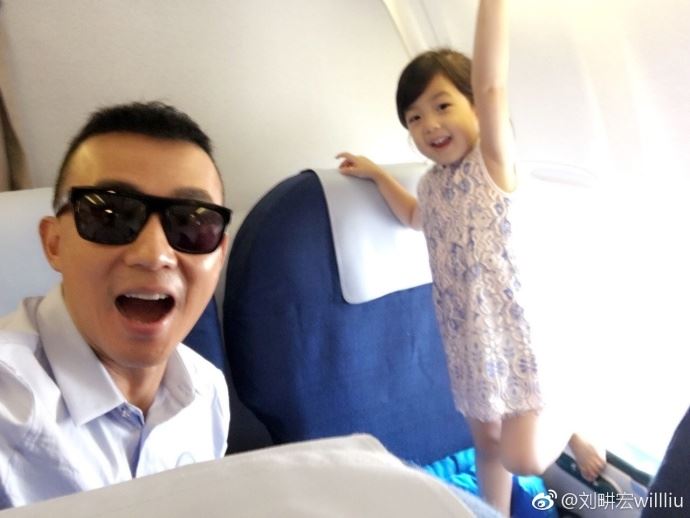 《爸爸去哪儿5》9月播出！爸爸带萌娃现身机场照曝光！实习奶爸竟是他