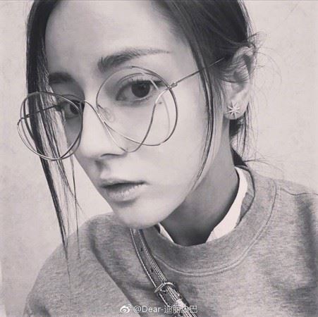迪丽热巴“眼镜look”超美掀暴动!邓超“神回覆”让粉丝笑翻
