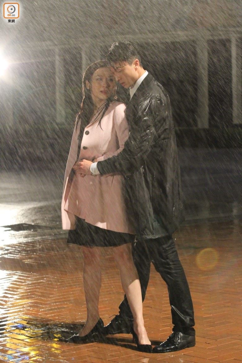 【踩过界】！和李佳芯、张曦雯雨中共舞！王浩信爆：跟她比较辛苦