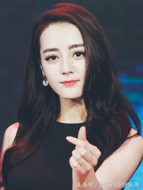 电死你！迪丽热巴蕾丝裙露出超白肌肤 香肩加锁骨超诱人