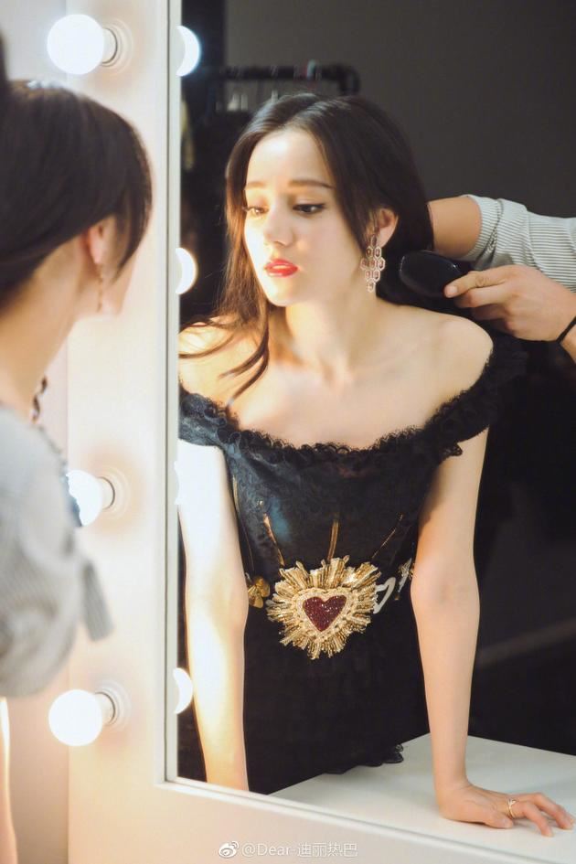 电死你！迪丽热巴蕾丝裙露出超白肌肤 香肩加锁骨超诱人