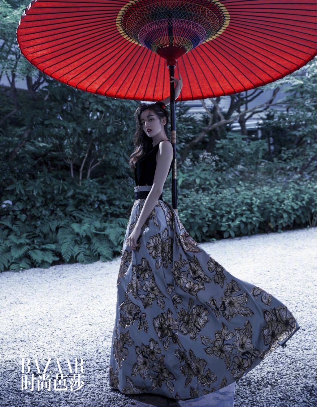 再有时尚写真曝光！镜头超仰角 迪丽热巴长腿就像没尽头