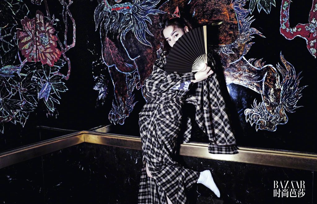 再有时尚写真曝光！镜头超仰角 迪丽热巴长腿就像没尽头