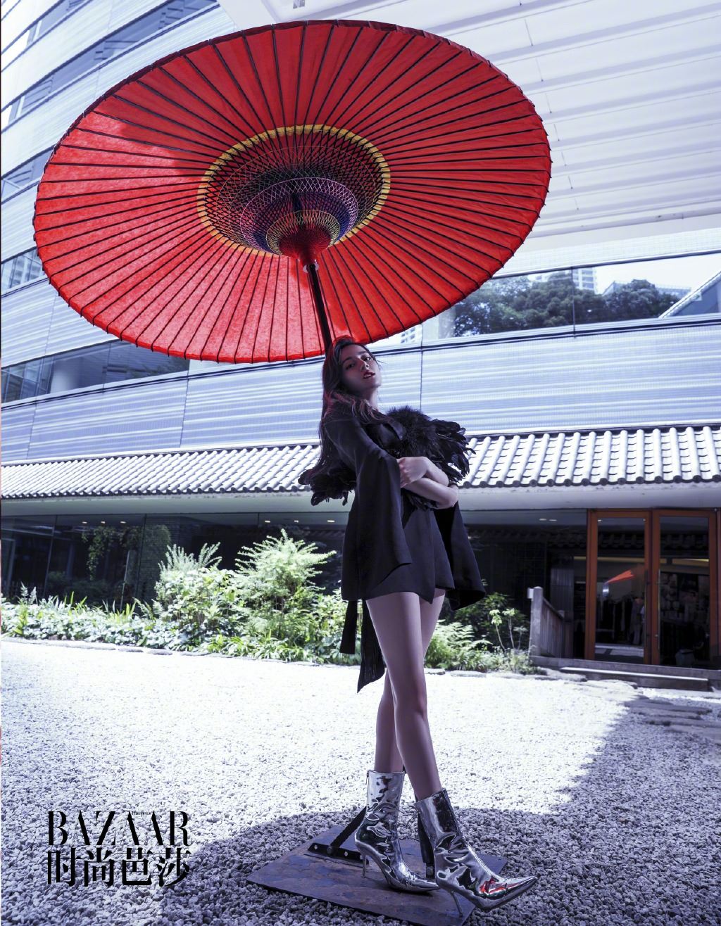 再有时尚写真曝光！镜头超仰角 迪丽热巴长腿就像没尽头