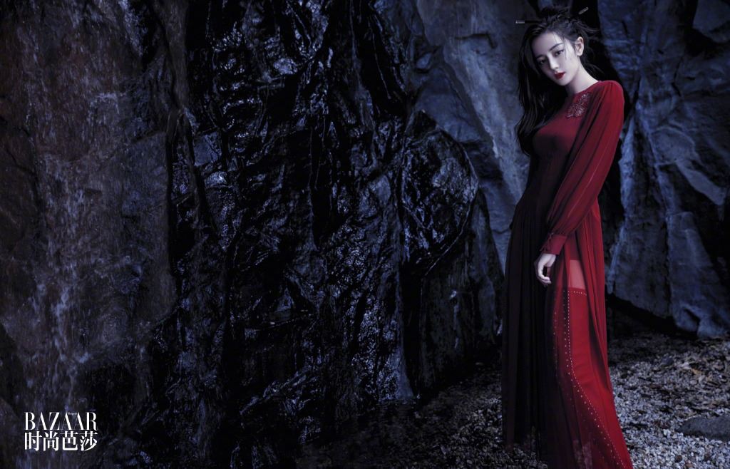 再有时尚写真曝光！镜头超仰角 迪丽热巴长腿就像没尽头